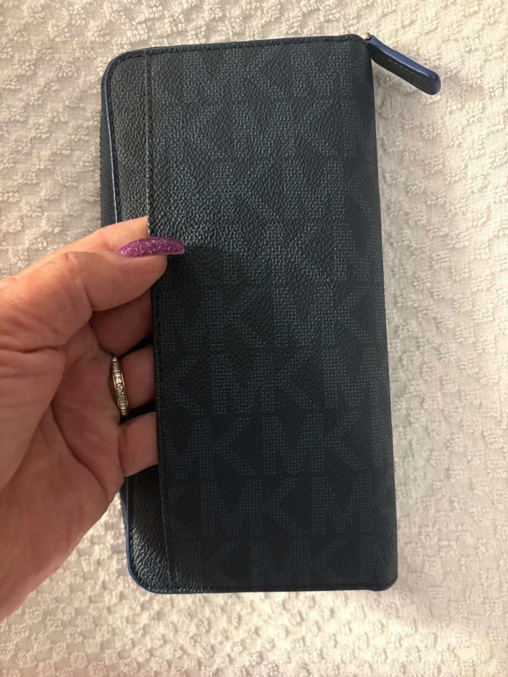 Wallet-The Michael Kors Men's Tech ZIP Around Blue Leather wallet